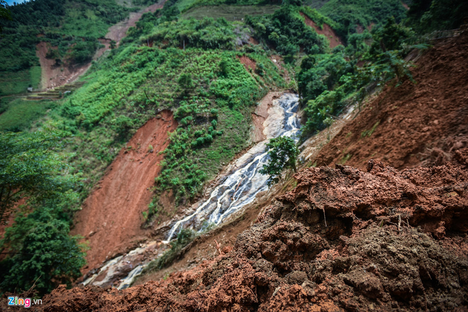 4 ngày sau lũ, nhiều bản làng ở Yên Bái vẫn bị cô lập