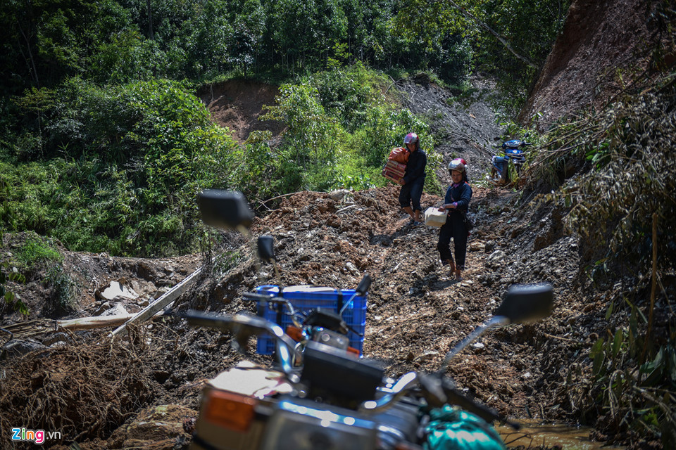 4 ngày sau lũ, nhiều bản làng ở Yên Bái vẫn bị cô lập