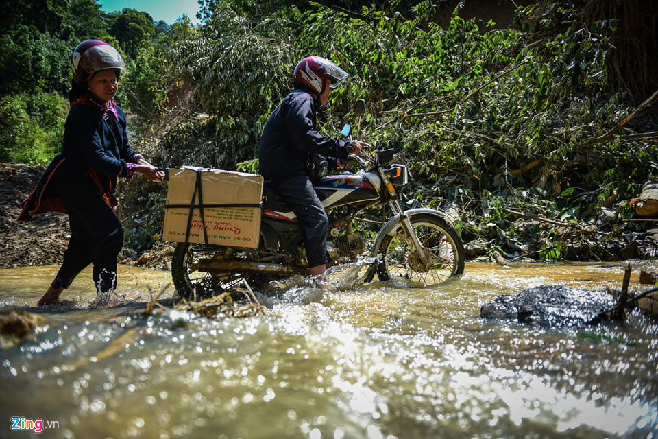 4 ngày sau lũ, nhiều bản làng ở Yên Bái vẫn bị cô lập