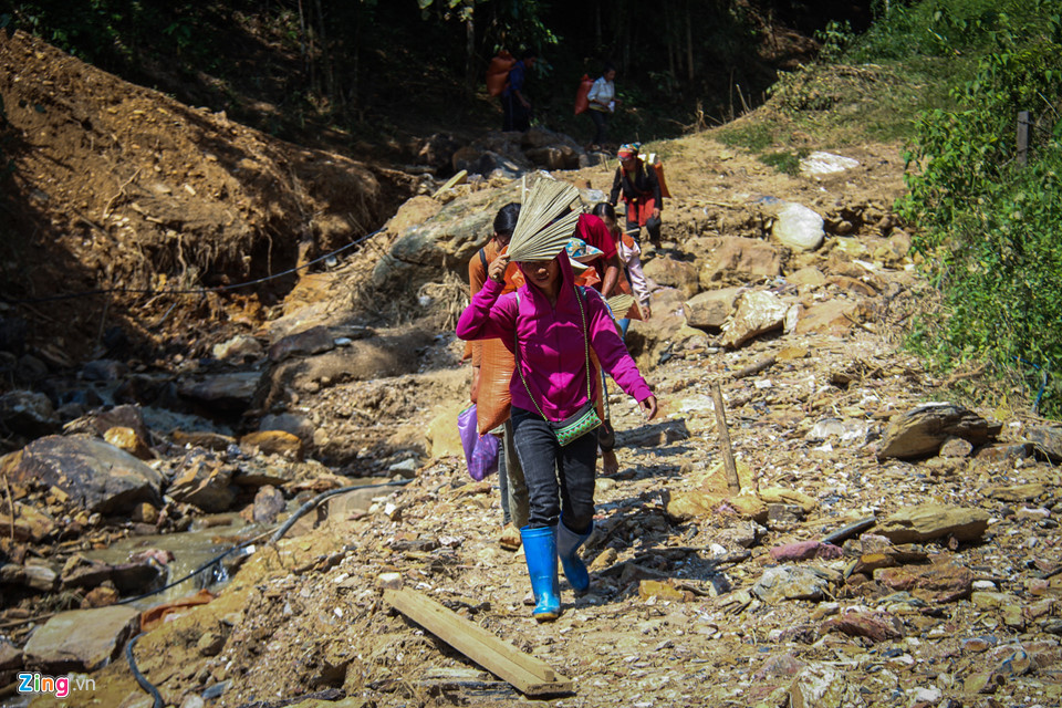 4 ngày sau lũ, nhiều bản làng ở Yên Bái vẫn bị cô lập