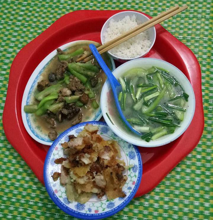 Tự nhận mình khéo tay, dạy chị em nấu cơm với 35 nghìn, cô vợ trẻ khiến dân tình cười đau ruột vì mâm toàn món luộc