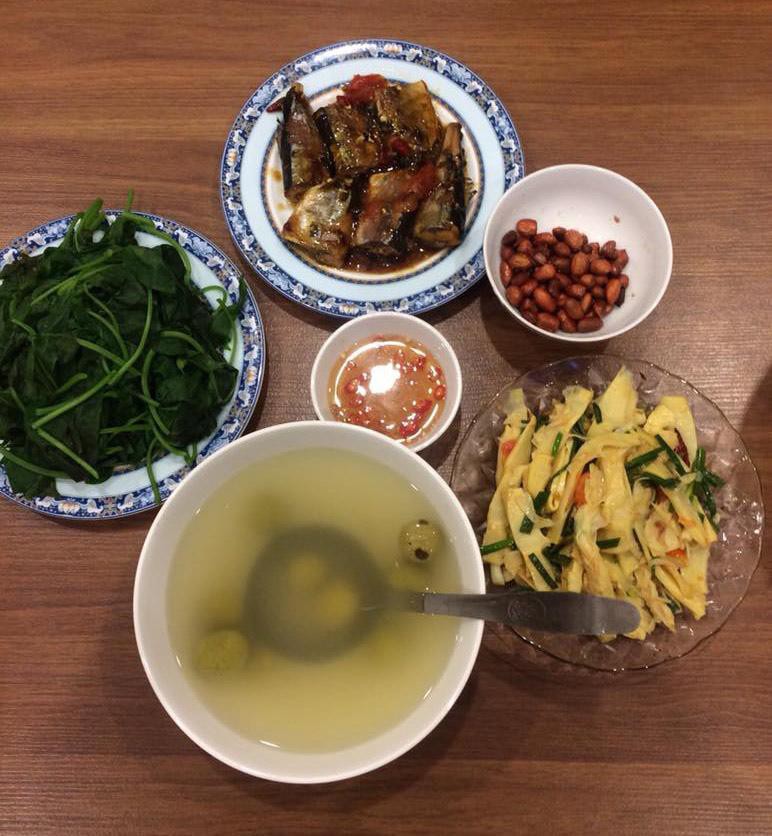 Tự nhận mình khéo tay, dạy chị em nấu cơm với 35 nghìn, cô vợ trẻ khiến dân tình cười đau ruột vì mâm toàn món luộc