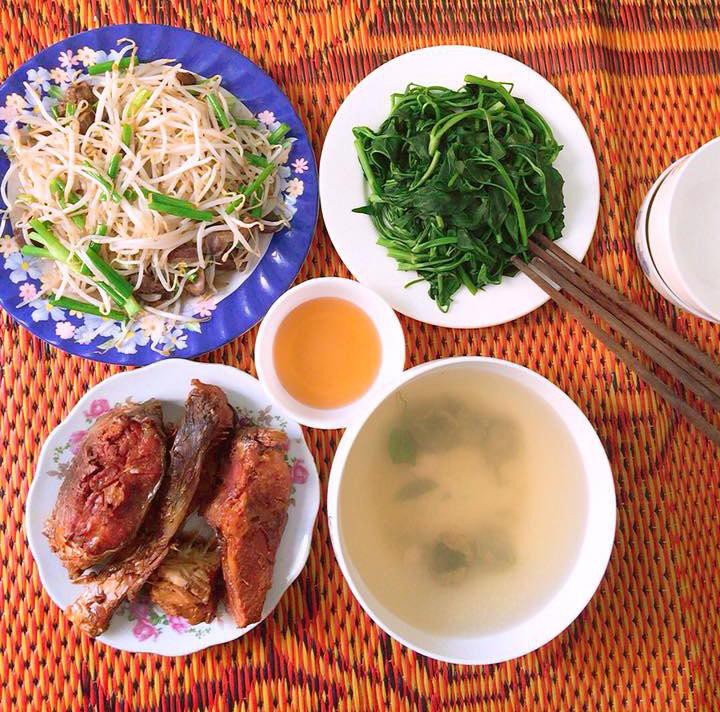 Tự nhận mình khéo tay, dạy chị em nấu cơm với 35 nghìn, cô vợ trẻ khiến dân tình cười đau ruột vì mâm toàn món luộc