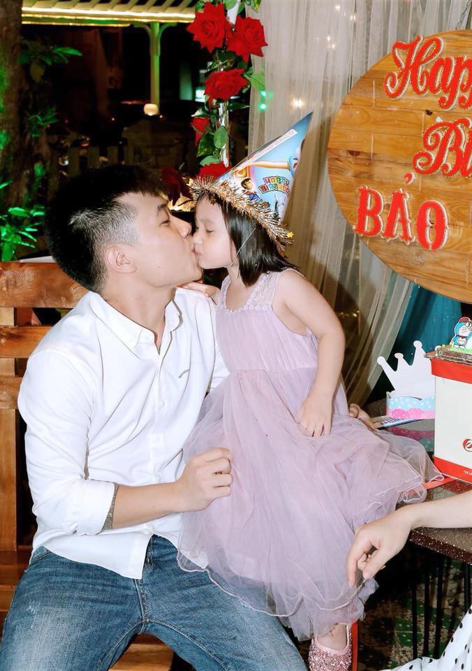 Lấy chồng phải thế này mới bõ công kén: Không tật xấu, không thả thính facebook, chiều vợ thì thôi rồi!