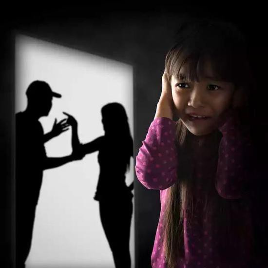 Chứng kiến bố mẹ ly hôn tranh chấp tài sản và chì chiết nhau trên tòa, cô bé 15 tuổi bật khóc nói một câu khiến thẩm phán đau lòng