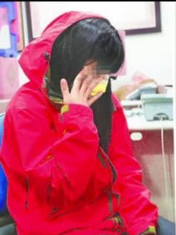 Chứng kiến bố mẹ ly hôn tranh chấp tài sản và chì chiết nhau trên tòa, cô bé 15 tuổi bật khóc nói một câu khiến thẩm phán đau lòng