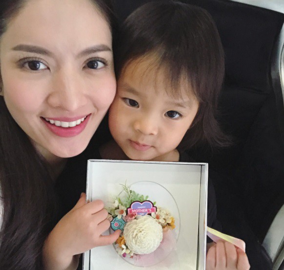 27 tuổi, 1 chồng 1 con, kiếm vài tỷ mỗi tháng, tự xây nhà mua xe, bà mẹ trẻ bỗng dưng chán chồng, chị em bảo ly hôn cho rảnh