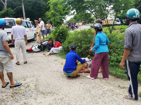 Chạy trốn CSGT, 2 cô gái đi xe máy tông người đi đường