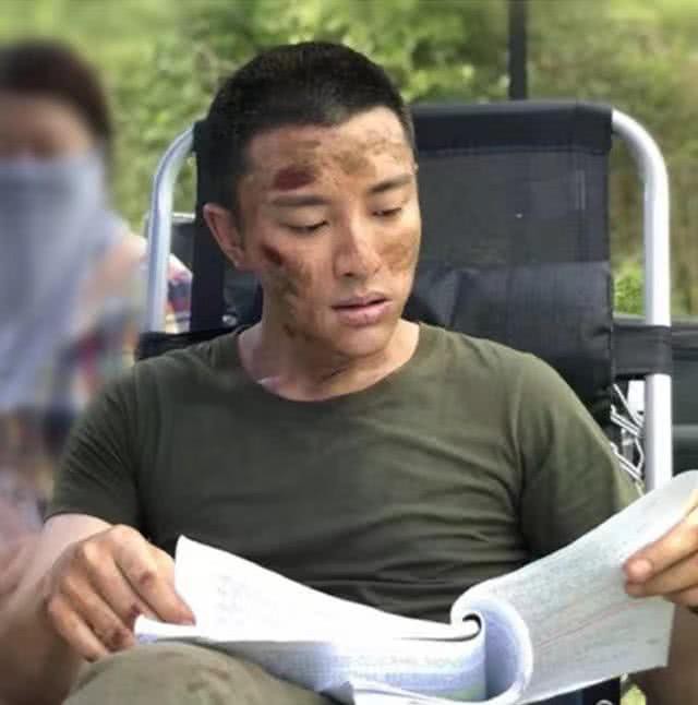 Trong khi Giả Nãi Lượng gầy rộc vì làm việc không ngừng nghỉ, Lý Tiểu Lộ ngày qua ngày dẫn con đi chơi