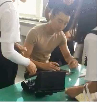 Trong khi Giả Nãi Lượng gầy rộc vì làm việc không ngừng nghỉ, Lý Tiểu Lộ ngày qua ngày dẫn con đi chơi