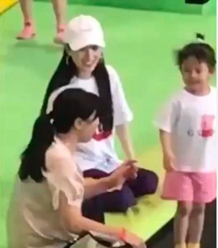 Trong khi Giả Nãi Lượng gầy rộc vì làm việc không ngừng nghỉ, Lý Tiểu Lộ ngày qua ngày dẫn con đi chơi