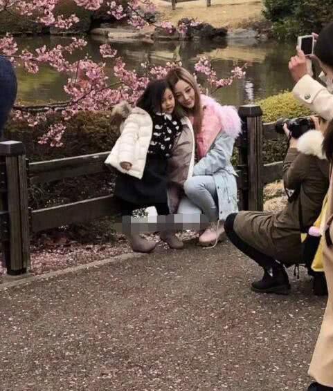 Trong khi Giả Nãi Lượng gầy rộc vì làm việc không ngừng nghỉ, Lý Tiểu Lộ ngày qua ngày dẫn con đi chơi Trong khi Giả Nãi Lượng gầy rộc vì làm việc không ngừng nghỉ, Lý Tiểu Lộ ngày qua ngày dẫn con đi chơi