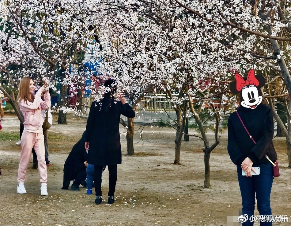 Trong khi Giả Nãi Lượng gầy rộc vì làm việc không ngừng nghỉ, Lý Tiểu Lộ ngày qua ngày dẫn con đi chơi Trong khi Giả Nãi Lượng gầy rộc vì làm việc không ngừng nghỉ, Lý Tiểu Lộ ngày qua ngày dẫn con đi chơi