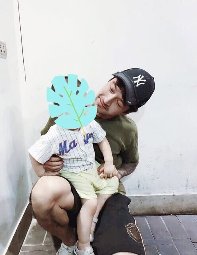 Hồ Ca gây choáng với hình ảnh xăm trổ kín cả cánh tay, râu tóc xồm xoàm