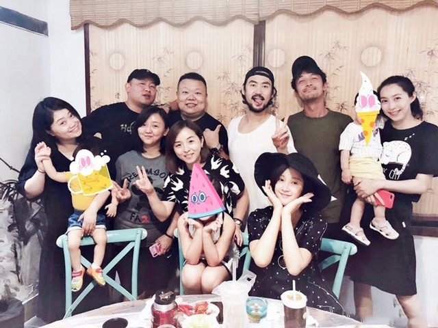 Hồ Ca gây choáng với hình ảnh xăm trổ kín cả cánh tay, râu tóc xồm xoàm