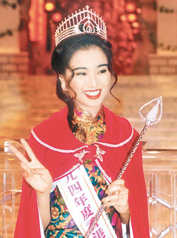 Cuộc đời Hoa hậu Hong Kong năm 1994: Rời bỏ hào quang, bán cá viên chiên nuôi chồng bệnh tật Cuộc đời Hoa hậu Hong Kong năm 1994: Rời bỏ hào quang, bán cá viên chiên nuôi chồng bệnh tật