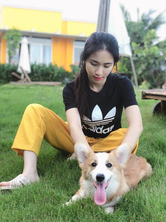 Hòa Minzy đi dép tổ ong, vui vẻ chơi với thú cưng tại biệt thự của bạn trai