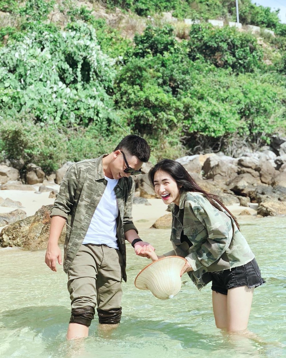 Hòa Minzy đi dép tổ ong, vui vẻ chơi với thú cưng tại biệt thự của bạn trai