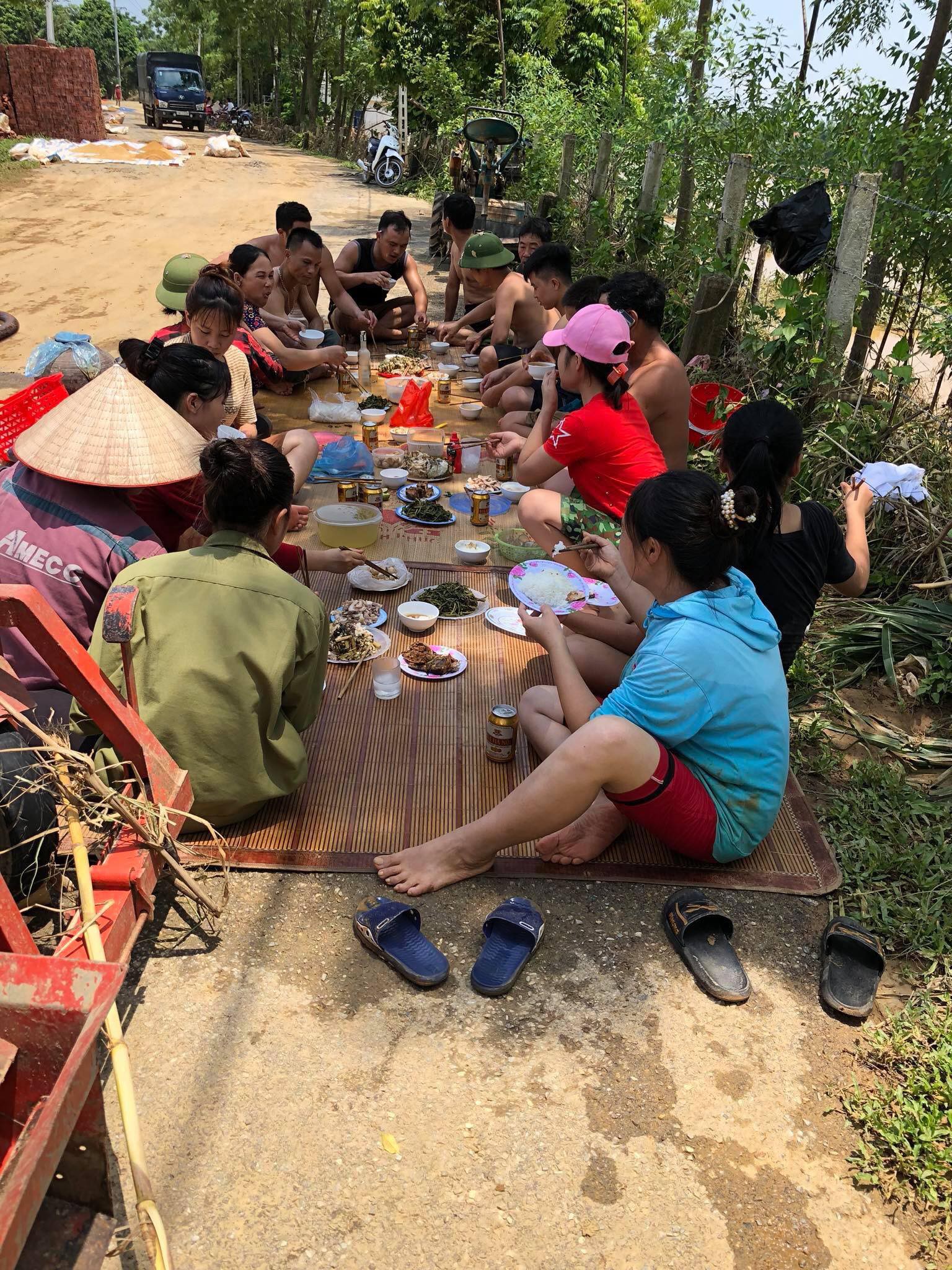 Phú Thọ: Người dân vẫn phải ăn uống ngoài đường để khắc phục hậu quả cơn lũ