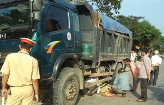 Xe tải lùi ẩu, đâm chết cháu bé 6 tuổi đang ngồi chơi