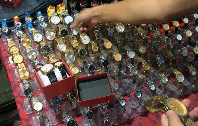 Đồng hồ hàng hiệu Omega, Rolex bán như… bán rau