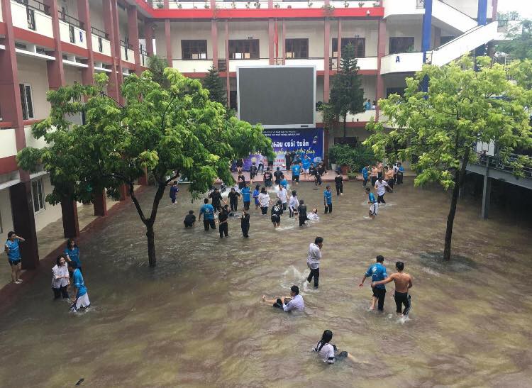Chùm ảnh: Học sinh, sinh viên thích thú tắm mưa, tạt nước tưng bừng khi sân trường ngập lụt