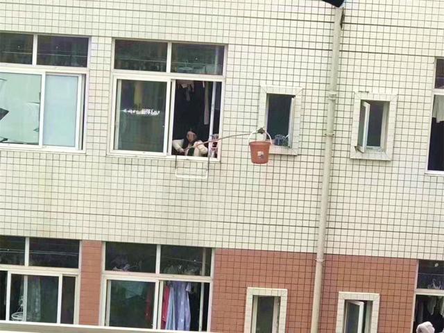 Chùm ảnh: Học sinh, sinh viên thích thú tắm mưa, tạt nước tưng bừng khi sân trường ngập lụt