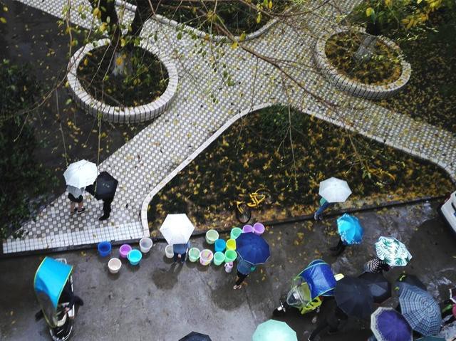 Chùm ảnh: Học sinh, sinh viên thích thú tắm mưa, tạt nước tưng bừng khi sân trường ngập lụt