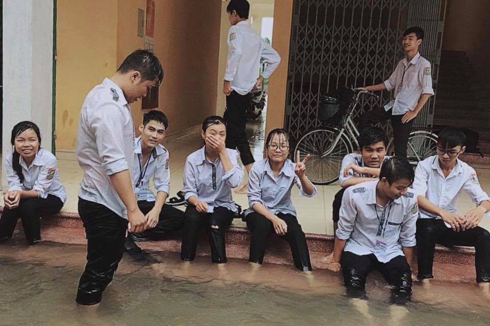 Chùm ảnh: Học sinh, sinh viên thích thú tắm mưa, tạt nước tưng bừng khi sân trường ngập lụt