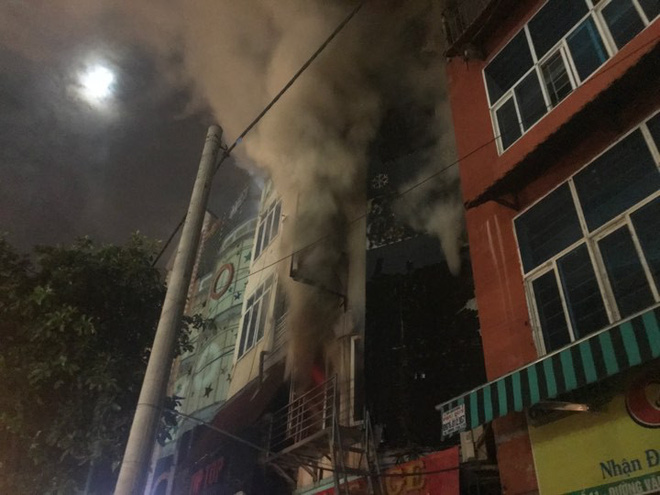 Quán karaoke 5 tầng ở Hà Nội bốc cháy ngùn ngụt