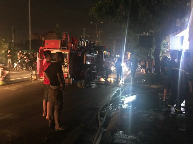 Quán karaoke 5 tầng ở Hà Nội bốc cháy ngùn ngụt