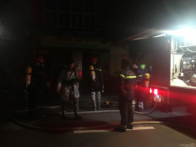 Quán karaoke 5 tầng ở Hà Nội bốc cháy ngùn ngụt