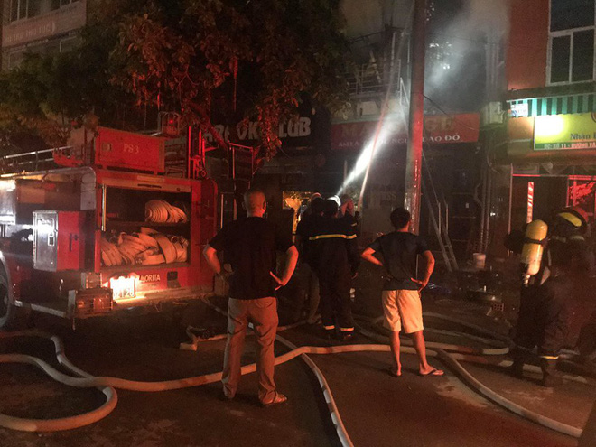 Quán karaoke 5 tầng ở Hà Nội bốc cháy ngùn ngụt
