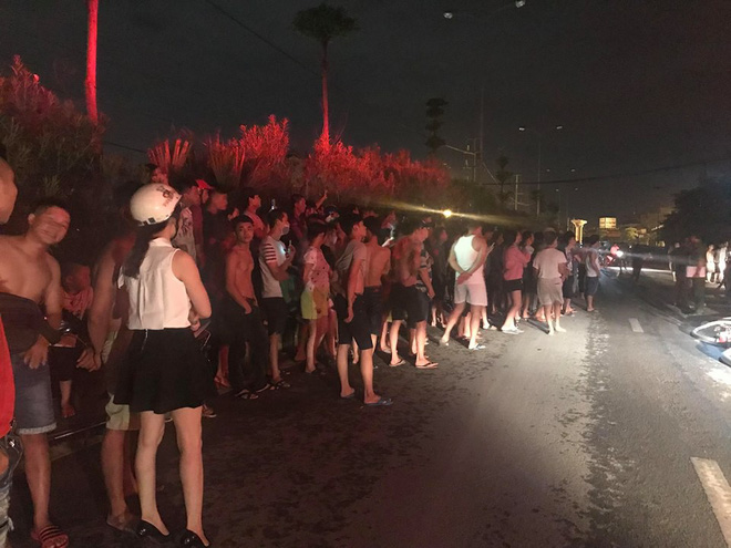 Quán karaoke 5 tầng ở Hà Nội bốc cháy ngùn ngụt