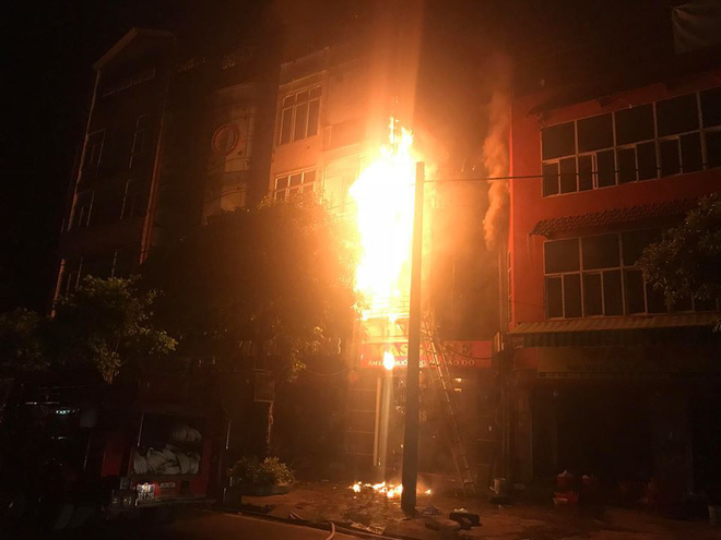 Quán karaoke 5 tầng ở Hà Nội bốc cháy ngùn ngụt