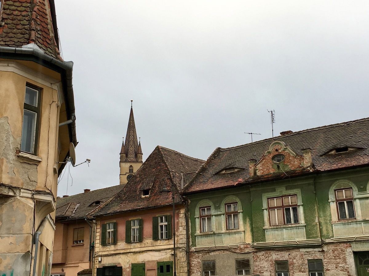 Ở quê hương của Dracula, đến cả nhà cửa cũng khiến người ta lạnh gáy với những con mắt dõi theo người qua lại Ở quê hương của Dracula, đến cả nhà cửa cũng khiến người ta lạnh gáy với những con mắt dõi theo người qua lại