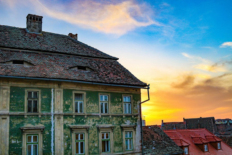 Ở quê hương của Dracula, đến cả nhà cửa cũng khiến người ta lạnh gáy với những con mắt dõi theo người qua lại Ở quê hương của Dracula, đến cả nhà cửa cũng khiến người ta lạnh gáy với những con mắt dõi theo người qua lại