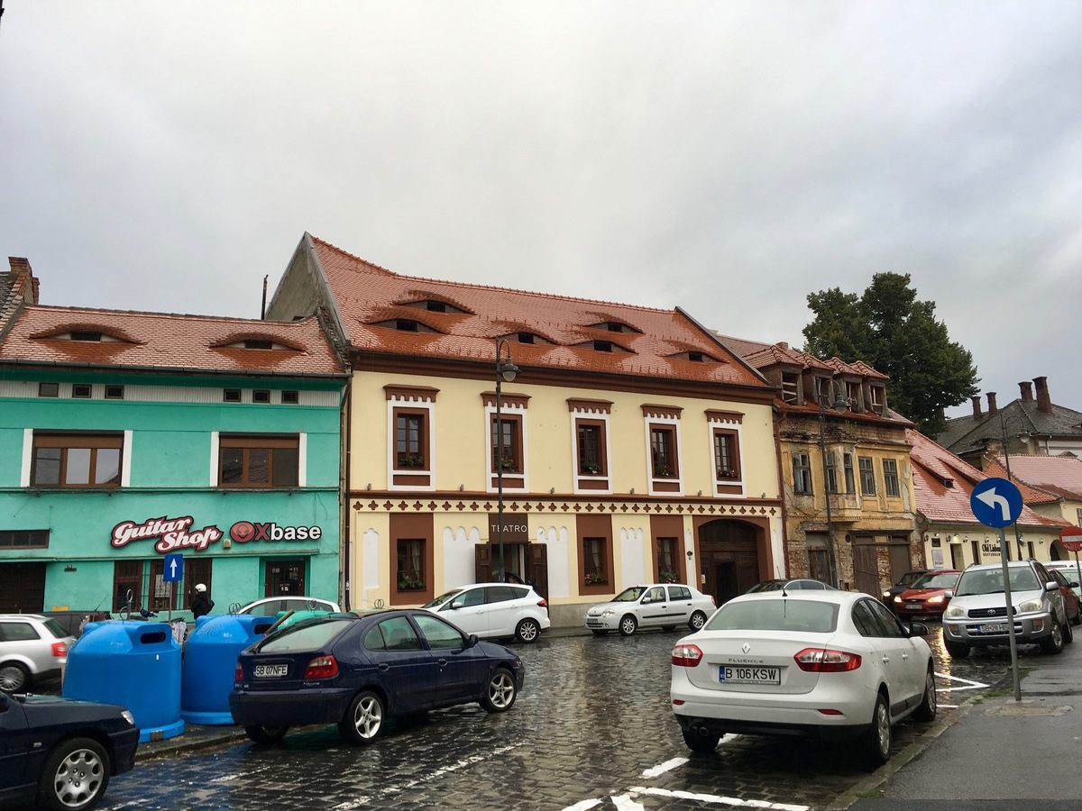 Ở quê hương của Dracula, đến cả nhà cửa cũng khiến người ta lạnh gáy với những con mắt dõi theo người qua lại Ở quê hương của Dracula, đến cả nhà cửa cũng khiến người ta lạnh gáy với những con mắt dõi theo người qua lại