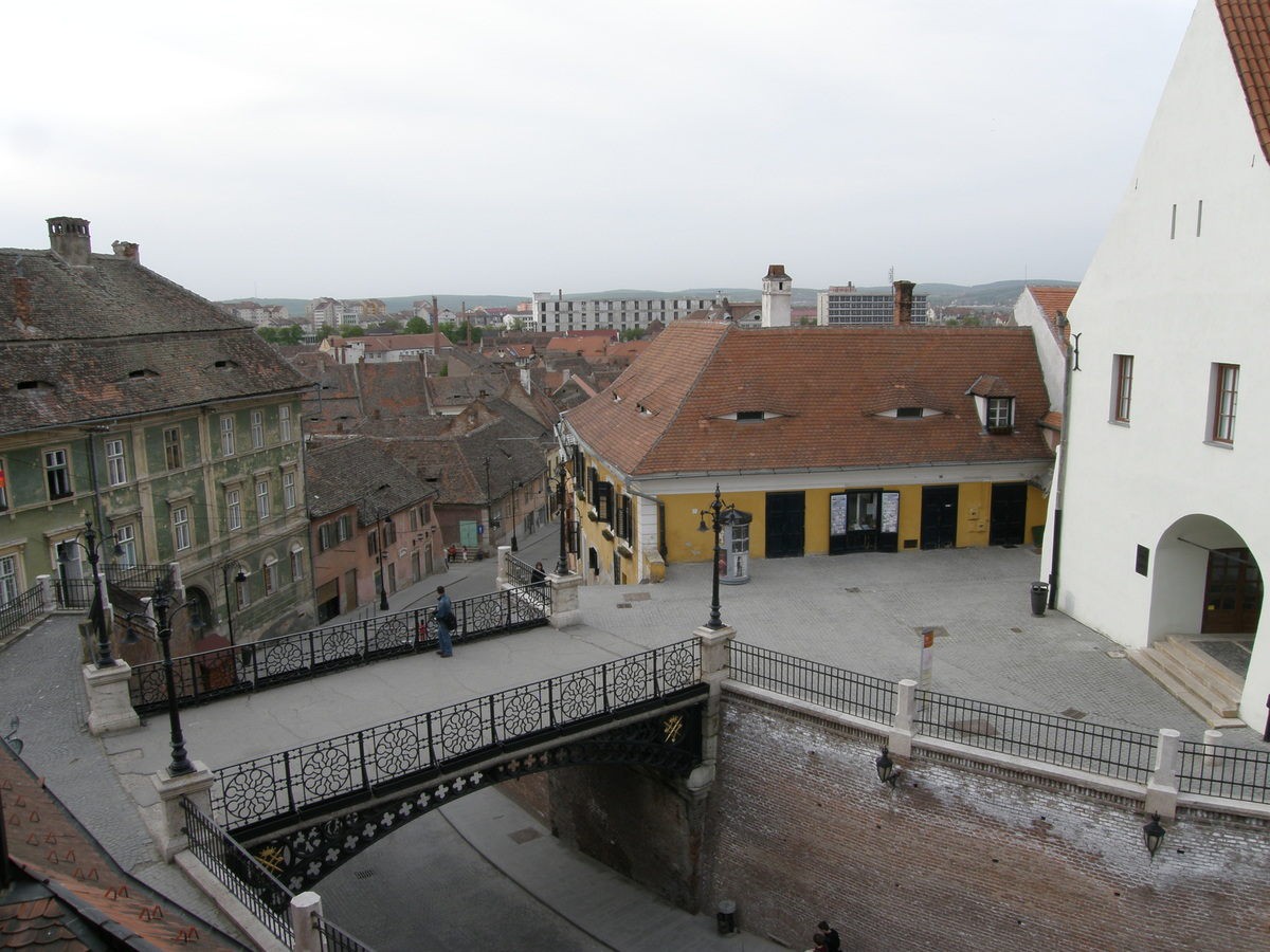 Ở quê hương của Dracula, đến cả nhà cửa cũng khiến người ta lạnh gáy với những con mắt dõi theo người qua lại Ở quê hương của Dracula, đến cả nhà cửa cũng khiến người ta lạnh gáy với những con mắt dõi theo người qua lại