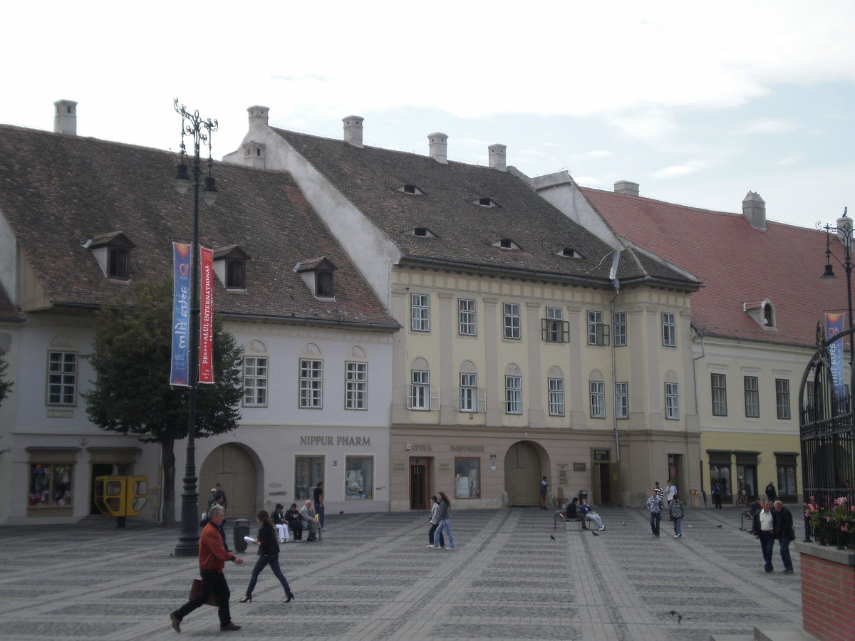 Ở quê hương của Dracula, đến cả nhà cửa cũng khiến người ta lạnh gáy với những con mắt dõi theo người qua lại Ở quê hương của Dracula, đến cả nhà cửa cũng khiến người ta lạnh gáy với những con mắt dõi theo người qua lại