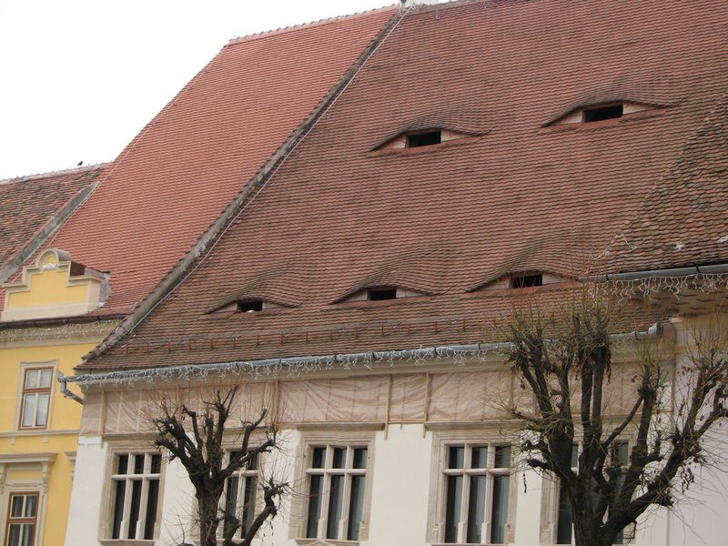 Ở quê hương của Dracula, đến cả nhà cửa cũng khiến người ta lạnh gáy với những con mắt dõi theo người qua lại Ở quê hương của Dracula, đến cả nhà cửa cũng khiến người ta lạnh gáy với những con mắt dõi theo người qua lại