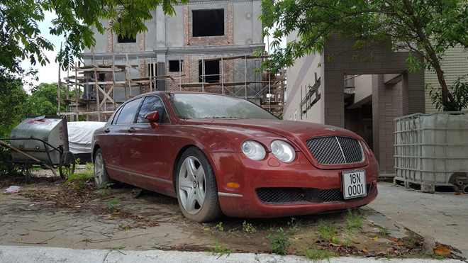 Bentley Continental Flying Spur phủ bụi, nằm cạnh xe rác tại Hải Phòng