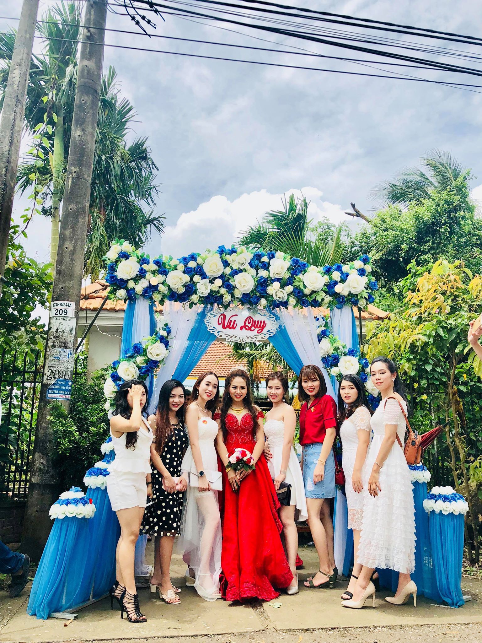 Sự thật bức ảnh ba cô gái trang điểm kinh dị đi ăn cưới bạn thân đang lan truyền trên MXH