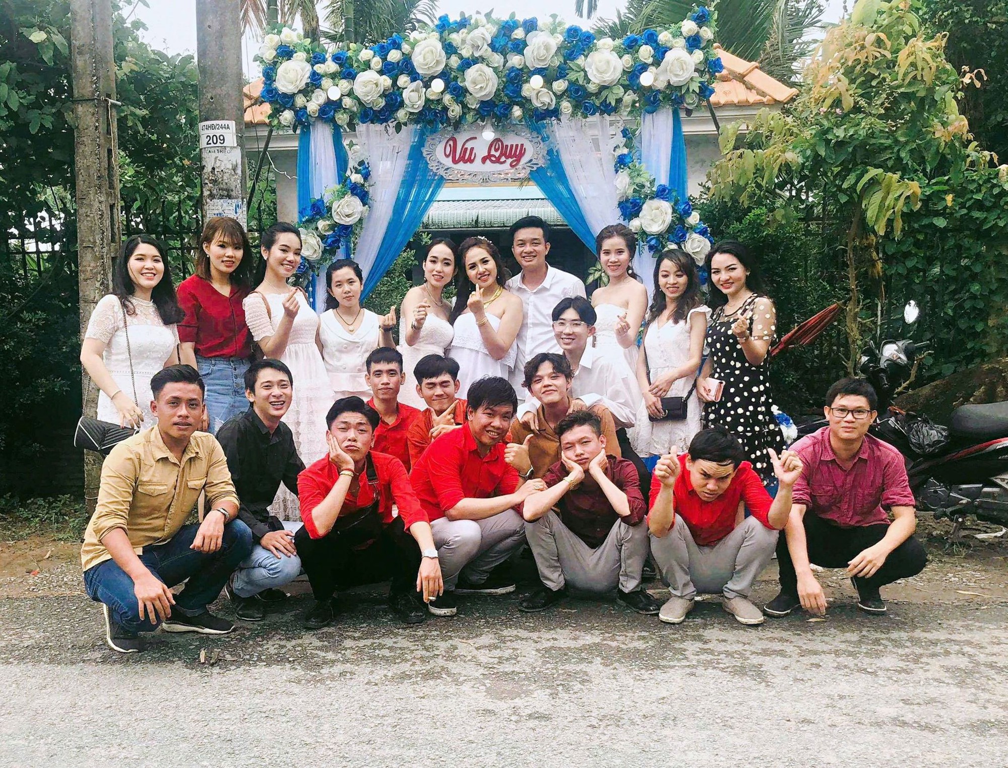 Sự thật bức ảnh ba cô gái trang điểm kinh dị đi ăn cưới bạn thân đang lan truyền trên MXH