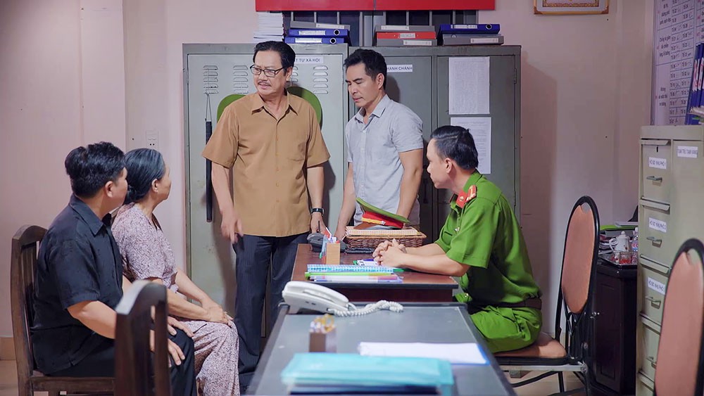 Gạo Nếp Gạo Tẻ tập 35: Đang thả dáng như hoa hậu, Hân nhận cái kết không thể đắng hơn vì sang đường bất cẩn Gạo Nếp Gạo Tẻ tập 35: Đang thả dáng như hoa hậu, Hân nhận cái kết không thể đắng hơn vì sang đường bất cẩn