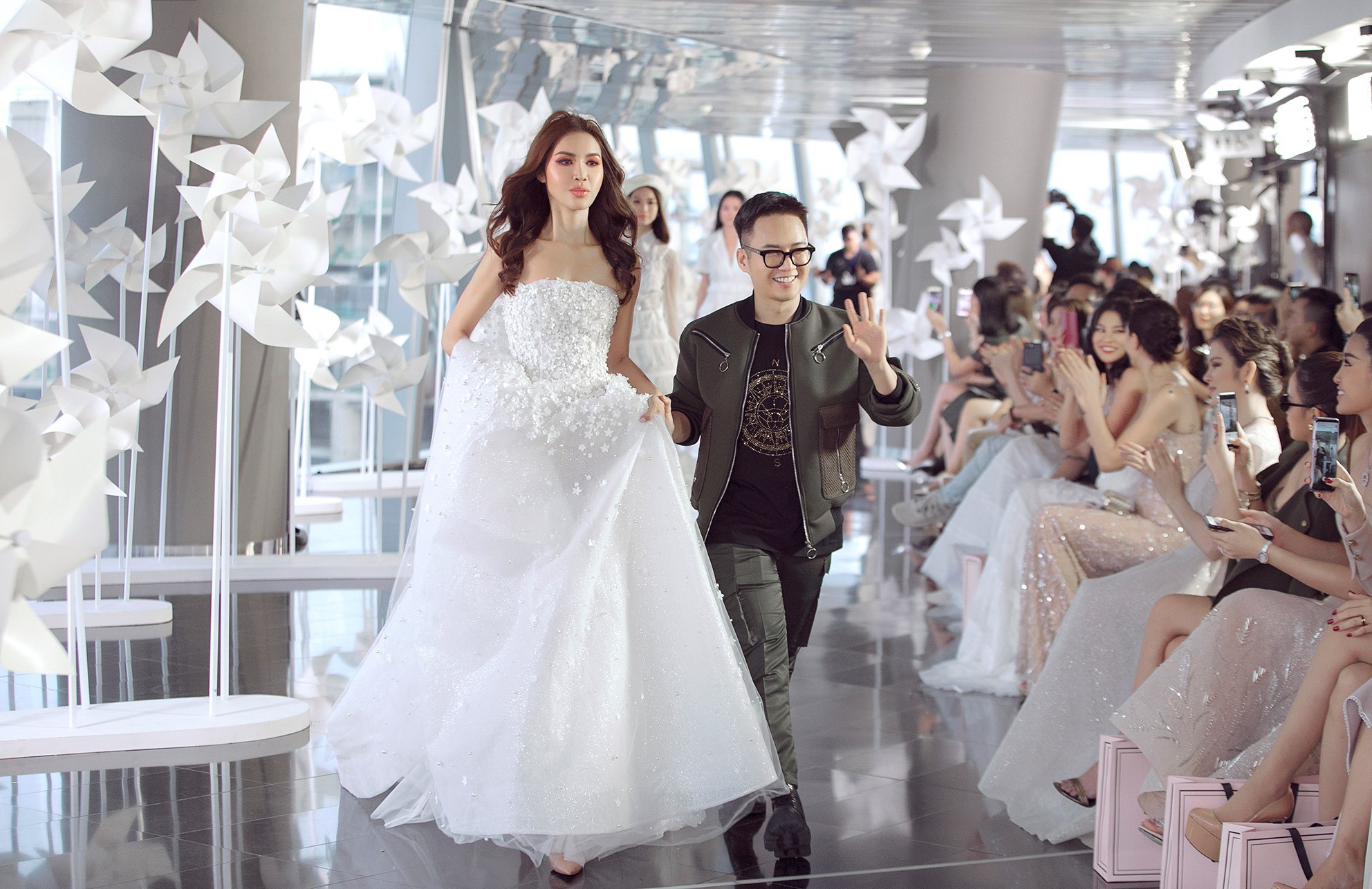 Minh Tú đáp trả cực chất khi bị antifan mỉa mai ế show