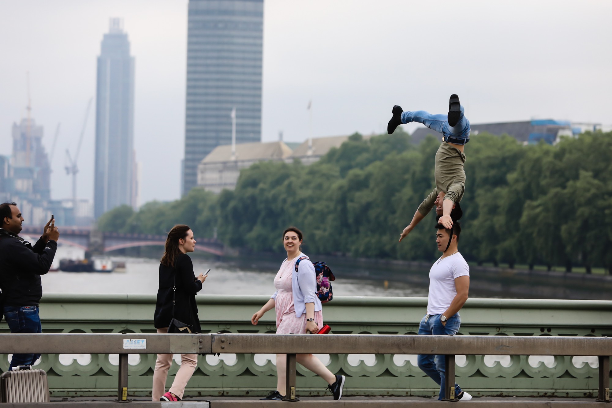 Quốc Cơ - Quốc Nghiệp chồng đầu, thoải mái đi bộ giữa phố London khiến khán giả trầm trồ kinh ngạc