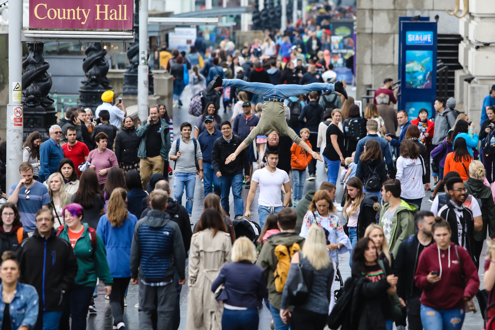Quốc Cơ - Quốc Nghiệp chồng đầu, thoải mái đi bộ giữa phố London khiến khán giả trầm trồ kinh ngạc
