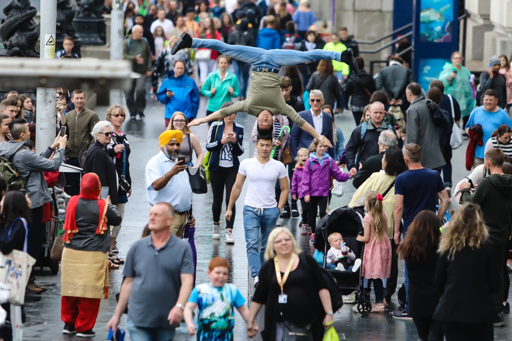 Quốc Cơ - Quốc Nghiệp chồng đầu, thoải mái đi bộ giữa phố London khiến khán giả trầm trồ kinh ngạc