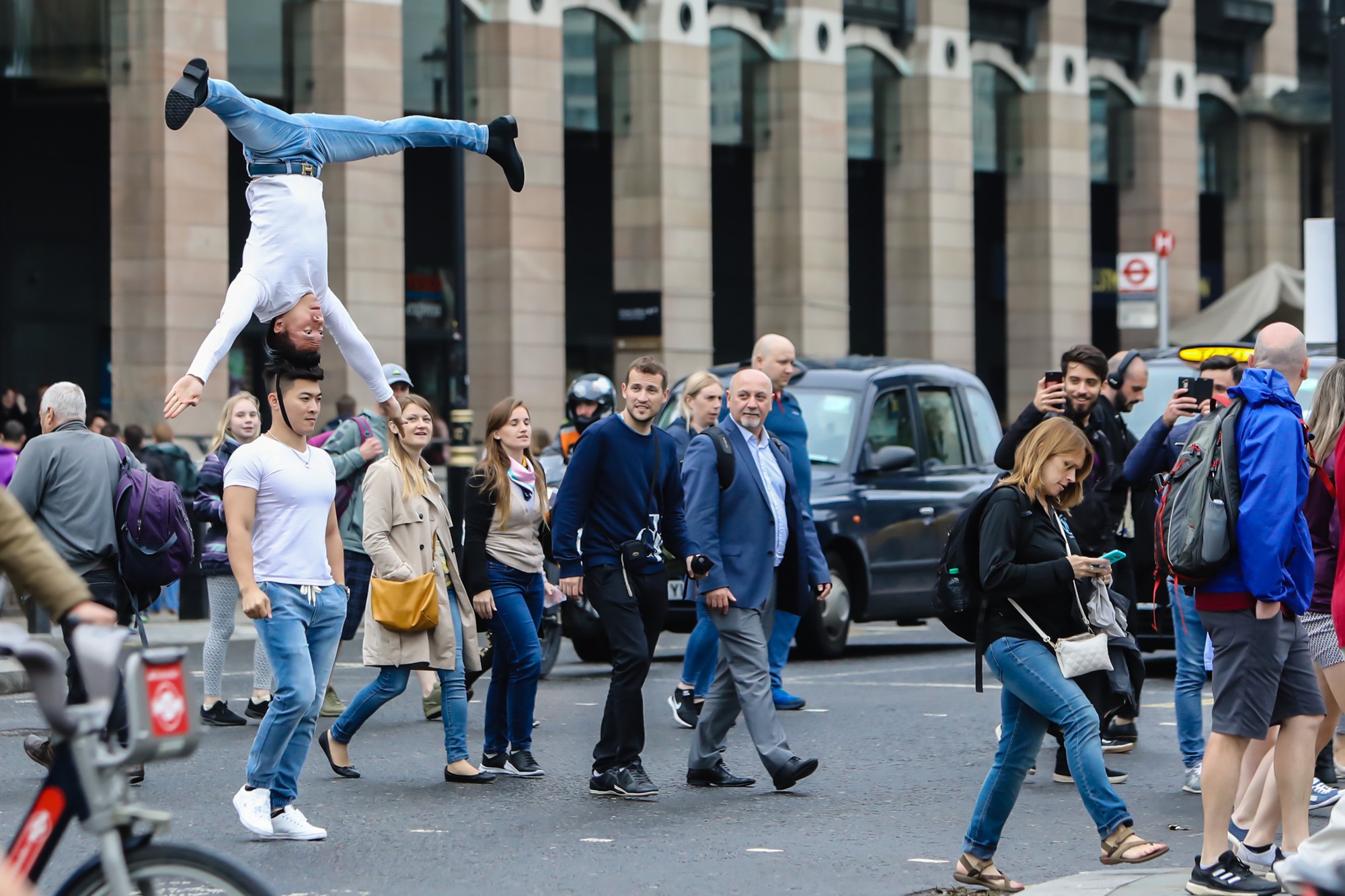 Quốc Cơ - Quốc Nghiệp chồng đầu, thoải mái đi bộ giữa phố London khiến khán giả trầm trồ kinh ngạc